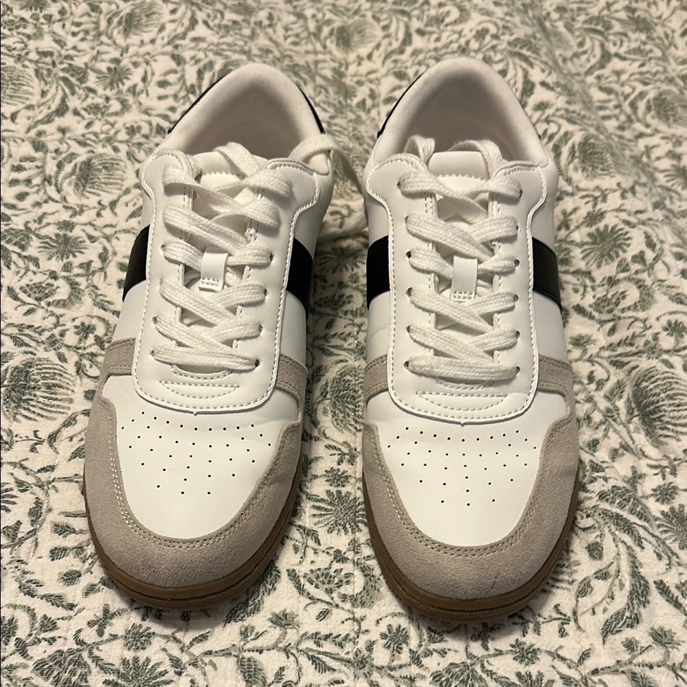 Universal Thread Women’s size 9White and Gray Sneaker